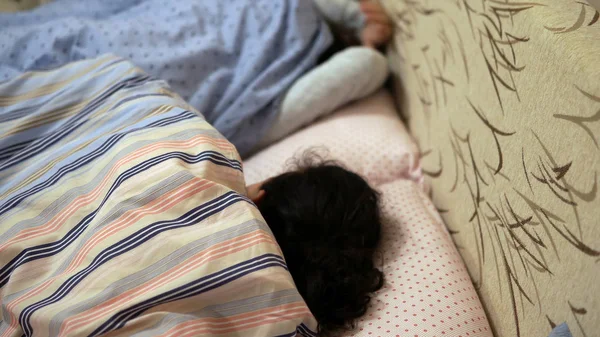 Duas Irmãs Divertindo Juntas Cama — Fotografia de Stock