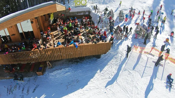 Vista Aérea Esquiadores Snowboarders Disfrutando Clima Soleado Pista Esquí Montaña —  Fotos de Stock