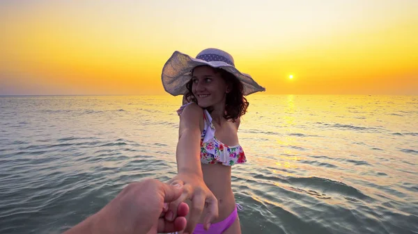 Casal Romance Feliz Sorrindo Adolescente Com Chapéu Mãos Dadas Levando — Fotografia de Stock