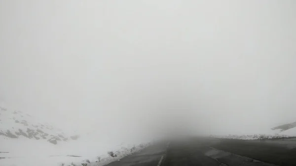 山の田舎道で見通しの悪い吹雪の冬車でハメ撮り — ストック写真