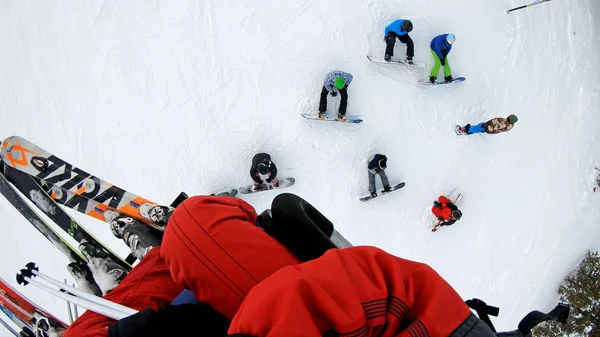 保加利亚班斯科 2018年2月 露天滑雪缆车上的滑雪者和滑雪者前往山顶进行高山滑雪 慢动作 — 图库照片