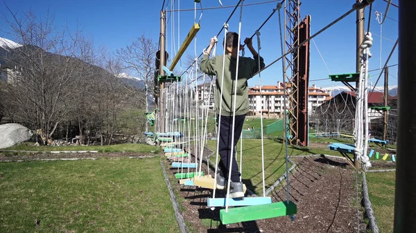 Ragazza Adolescente Sulla Rete Corde Nel Parco Avventura — Foto Stock