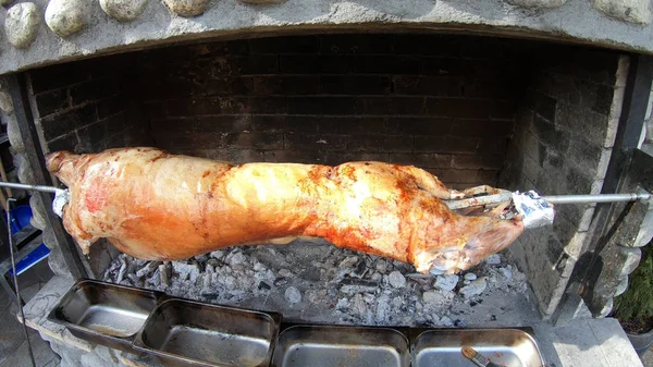 Parrilla Carne Cordero Girando Sobre Saliva —  Fotos de Stock