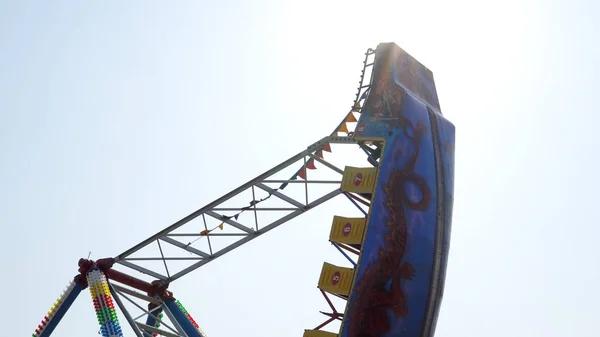 Swinging Loď Zábava Veletrh Populární Adrenalin Jízda Pro Turisty Pláži — Stock fotografie