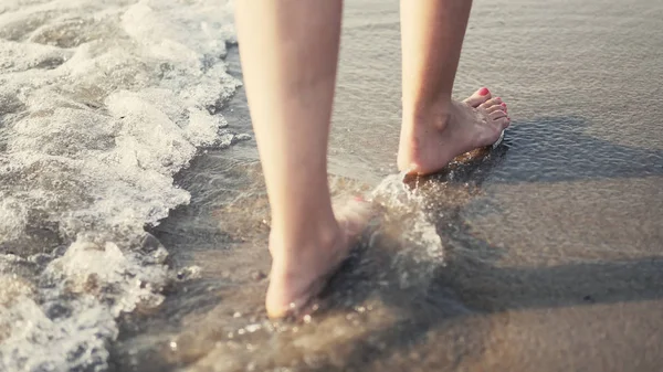 Seguindo Uma Descalça Pés Femininos Andando Salpicando Ondas Água Mar — Fotografia de Stock