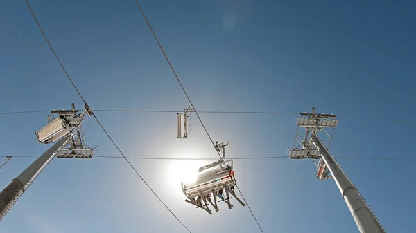 Teleferik Mavi Gökyüzü Güneşli Bir Gün Karşı Dağın Zirvesinde Kesişimi — Stok fotoğraf