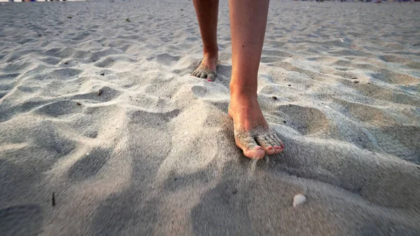 Mulher Caminhando Areia Praia Descalça Steadicam Tiro Pernas Mulher Jovem — Fotografia de Stock