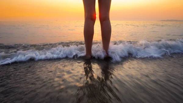 Женские Ноги Брызгают Морскими Волнами Пляжном Закате Спокойная Спокойная Расслабляющая — стоковое фото