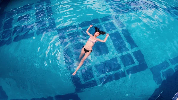 Luftaufnahme Des Liegens Auf Der Wasseroberfläche Großen Schwimmbad — Stockfoto