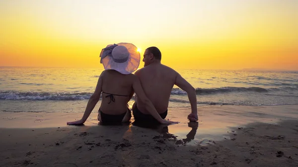 Pareja Romántica Luna Miel Sentada Puesta Sol Playa Intercambiar Emociones — Foto de Stock