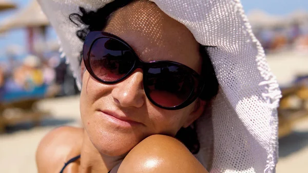 Vacker Kvinna Stranden Bära Halm Hat Och Glasögon Skydd Titta — Stockfoto