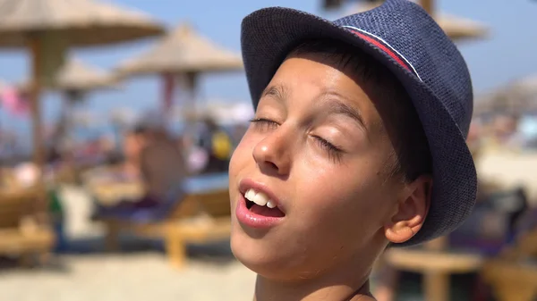 Niño Playa Con Sombrero Mirar Sol Hacer Muecas Divertidas Caras —  Fotos de Stock