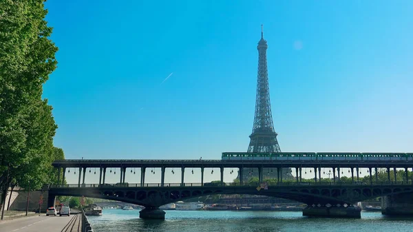 Metro Tåg Över Floden Seine Bro Och Eiffeltornet Paris Frankrike — Stockfoto