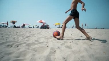 Mutlu oğul büyük zaman yaz tatillerini üzerinde sahip plaj futbol ya da futbol oynamak. Yaşam tarzı, tatil, mutluluk, sevinç kavramı, ağır çekim