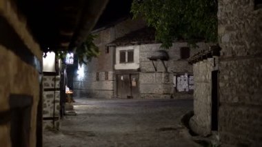 Vintage karanlık sokakta geceleri. Eski ev ve sokak mimari Bansko, Bulgaristan