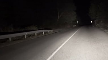 Kırsal yolda gece sürüş