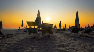 Gün batımına karşı güneş gözlüklü ve güneşli plaj, seyahat kavramı arka planı 