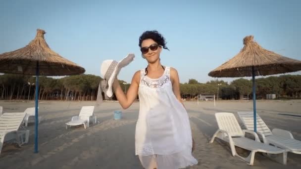 Femme Sexy Avec Robe Blanche Chapeau Verrière Marchant Souriant Sur — Video