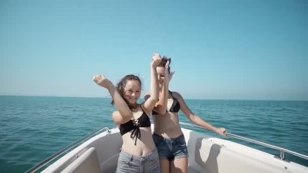 Δύο Όμορφες Έφηβος Κορίτσια Που Χορεύουν Ένα Γιοτ Πλεύσης Γρήγορα — Αρχείο Βίντεο