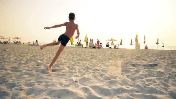 Hyper Actif Garçon Courir Sauter Sur Plage Sable Souriant — Video