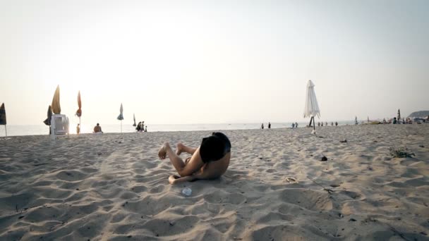 Junge Läuft Springt Den Sommerferien Strand Zeitlupe — Stockvideo