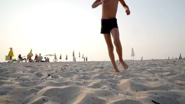 Saut Enfant Dans Sable Ralenti — Video