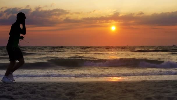 Sportovní Koncepce Zdraví Běžecká Muž Pláži Oceánu Při Západu Slunce — Stock video