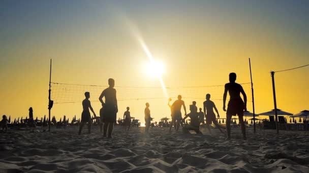 Beachvolleybal Silhouet Bij Zonsondergang — Stockvideo