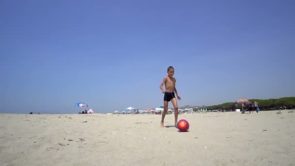 Ragazzo Che Gioca Calcio Palla Sulla Spiaggia Durante Vacanze Estive — Video Stock