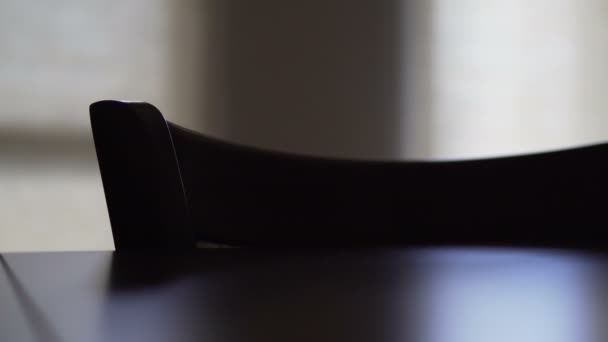 Bir Eski Retro Sandalyeyle Karanlık Odada Detayını Depresyon Yalnızlık Kavramı — Stok video