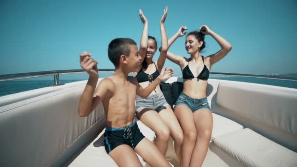 Grupo Amigos Raças Mistas Dançando Juntos Iate Viagem Cruzeiro Slow — Vídeo de Stock