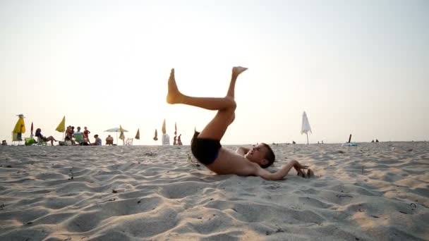 Niño Sonriente Saltando Playa Arena Mar Motivo Lento — Vídeo de stock