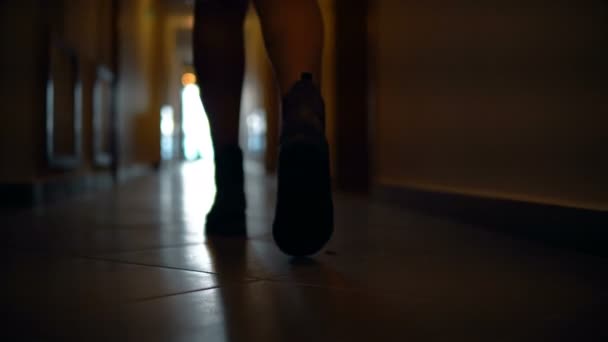 Ακολουθώντας Χνάρια Του Αγνώριστη Γυναίκα Στο Μπότες Που Πηγαίνει Κατά — Αρχείο Βίντεο