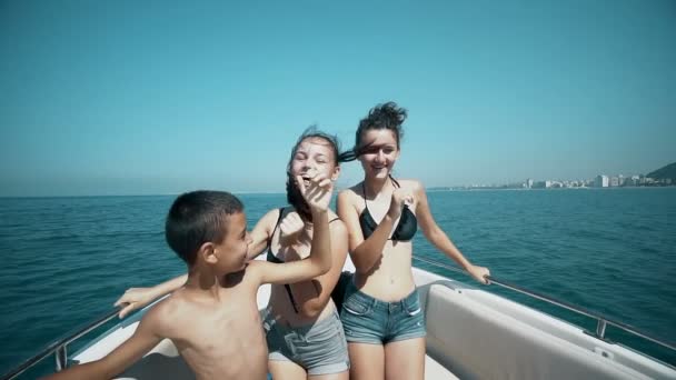 Jonge Vrolijke Kinderen Plezier Boot Partij Dansen Met Muziek Cruise — Stockvideo