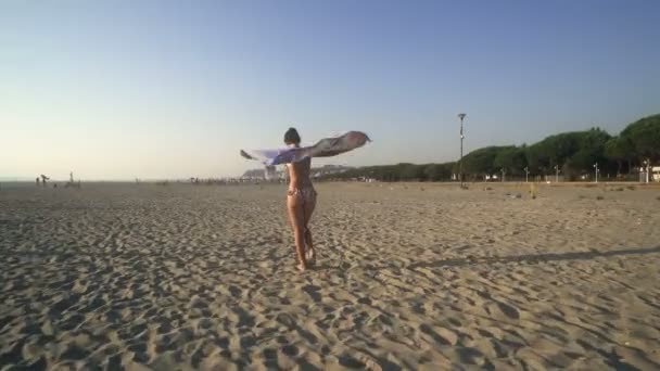 Hravé Mladé Teen Chodí Běží Dolů Pláž Při Západu Slunce — Stock video