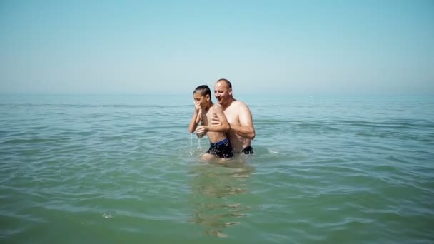 Père Jetant Son Kboy Air Sur Plage Ralenti — Video