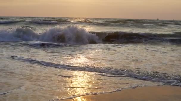Zonsondergang Storm Golven Tijdens Winderige Avond Atlantische Oceaan Slow Motion — Stockvideo