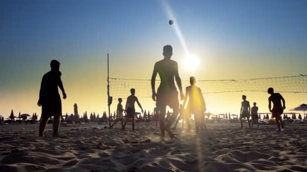 Beachvolleyball Silhouette Bei Sonnenuntergang — Stockvideo