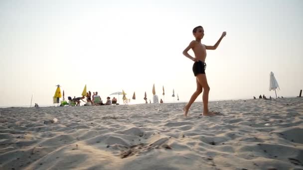 Niño Feliz Jugando Bailando Playa Atardecer Moción Lenta — Vídeo de stock