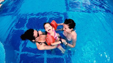 Aile rahatlatıcı lüks outdoors havuzu, ağır çekim, havadan görünümü