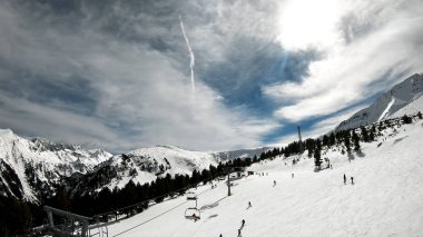 Hava teleferik pov. Pirin Bansko resort, Bulgaristan, ağır çekim yamaç, Kayak