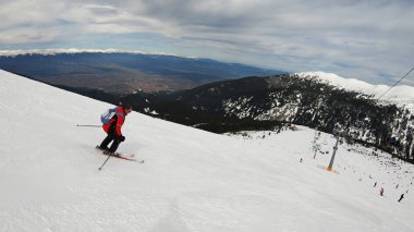 Profesyonel skiier kayak dağ zirvesinde açık güneşli gün yamaçta aşağı