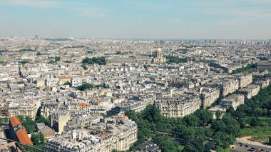 Paris şehir manzarası Eiffel kulesinden, ünlü Domes Les Invalides Napolyon 'un mezarına bir ev ve Paris' te bir müze ve anıt kompleksi