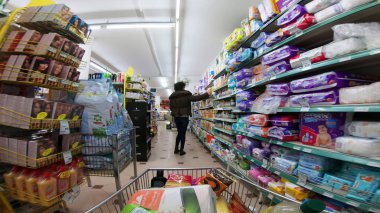 Üsküp, Makedonya - Mar, 2018 dolaylarında: Kadın alışveriş, market alışverişi veya alışveriş arabası veya market manzarası. Tüketim ve insan kavramı