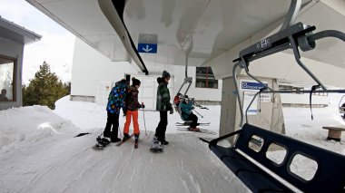 Bansko, Bulgaristan - Şubat, 2018 yaklaşık: Pov kayakçılar ve teleferik Bansko, Bulgaristan üzerinde kış döneminde yatılı Snowboard düşkünleri. Teleferik halklar yamaç, ağır çekim kadar kaldırdı