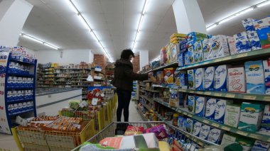 Üsküp, Makedonya - Mar, 2018 dolaylarında: Kadın alışveriş, market alışverişi veya alışveriş arabası veya market manzarası. Tüketim ve insan kavramı