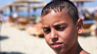 Plaj göz kamera ve gülümseme, çocuk yakışıklı oğlan tarafından yaz güneşi, sinematik dof kamaştırdı