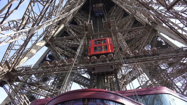 Paris, Fransa - Mayıs, 2017 yaklaşık: Eiffel otelinin iç ana asansörde görünümünü düşük açılı kule en ünlü dönüm noktası Paris, Fransa