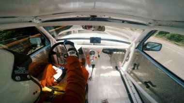 Koçani, Makedonya - 24 Haziran, 2018: profesyonel bir sürücü bir spor araba hillclimb yolda kullanıyor.