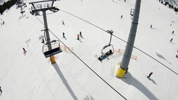 Pov Sciatore Sollevamento Con Skilift Cima Alla Montagna Rallentatore — Foto Stock